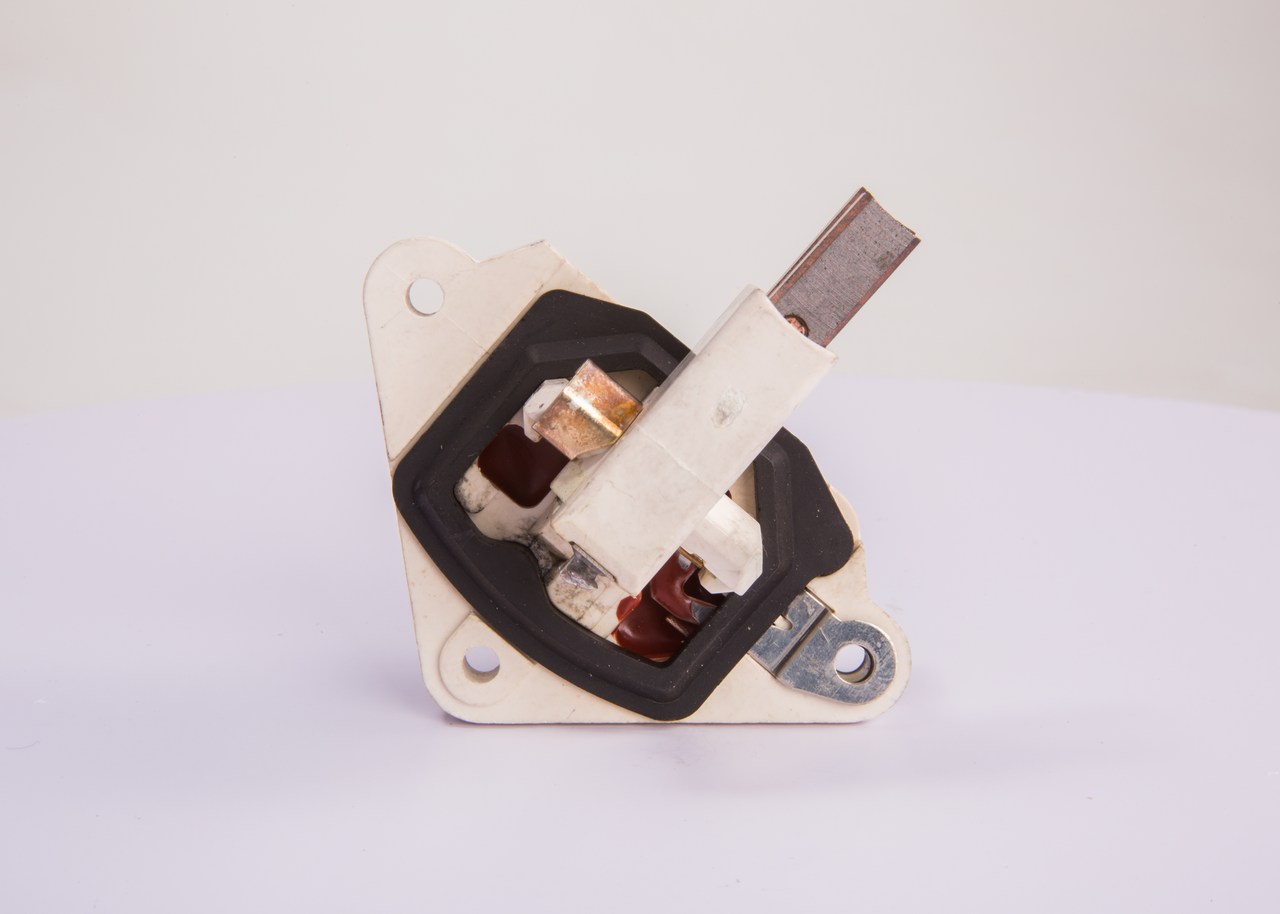 1 197 311 316 BOSCH 01181407 Alternator Regulator